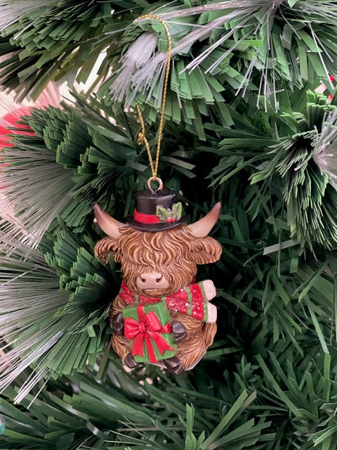CHRISTMAS HIGHLAND COW WITH PRESENT HANGING ORNAMENT 27603
