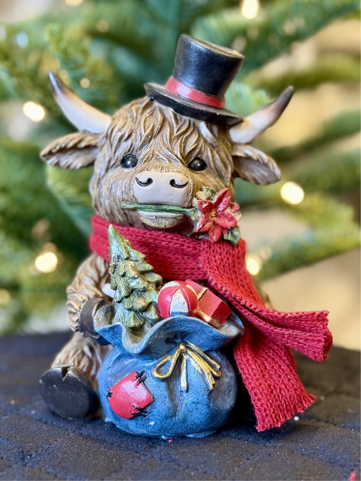 SITTING HIGHLAND COW WITH TOP HAT XM836S