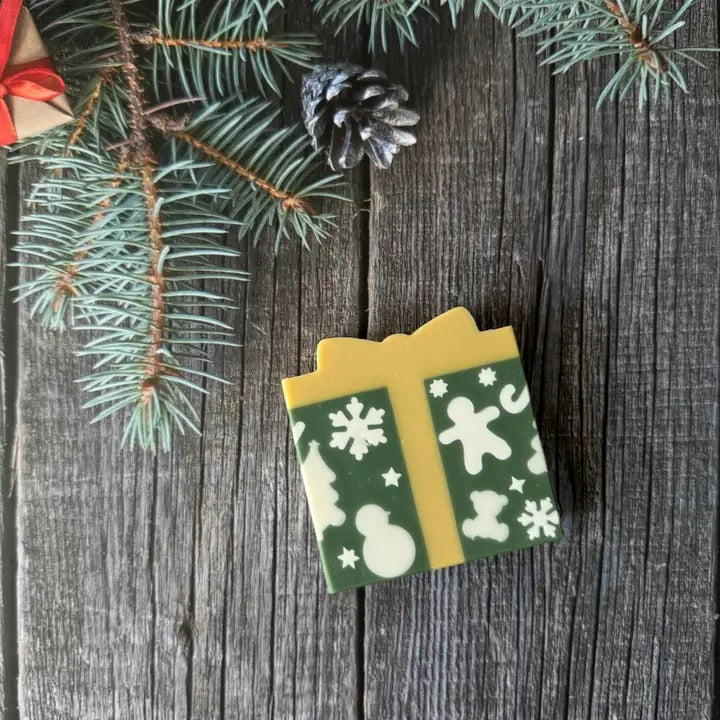 CHRISTMAS DAY PINE, BAYBERRY, ORANGE & CINNAMON GREEN PRESENT BOXED SOAP