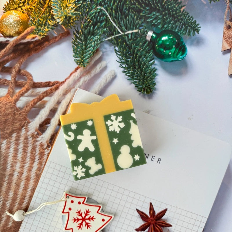 CHRISTMAS DAY PINE, BAYBERRY, ORANGE & CINNAMON GREEN PRESENT BOXED SOAP