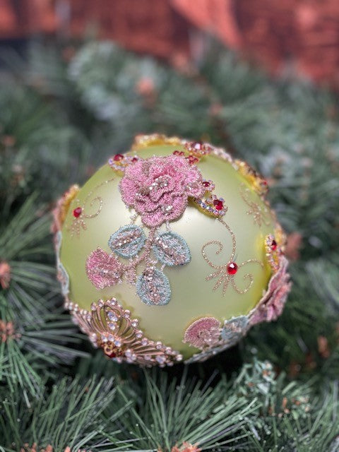 MARK ROBERTS KINGS JEWELS LIGHT GREEN ROUND HANGING ORNAMENT