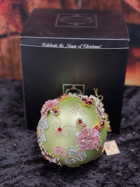 MARK ROBERTS KINGS JEWELS LIGHT GREEN ROUND HANGING ORNAMENT