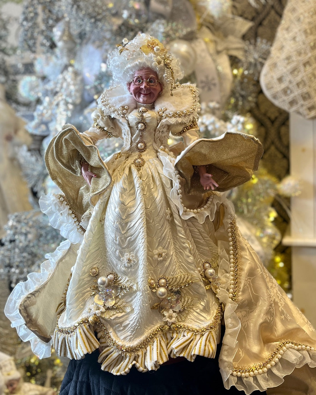 MARK ROBERTS - SNOW AND PEARLS MRS CLAUS 51-58698