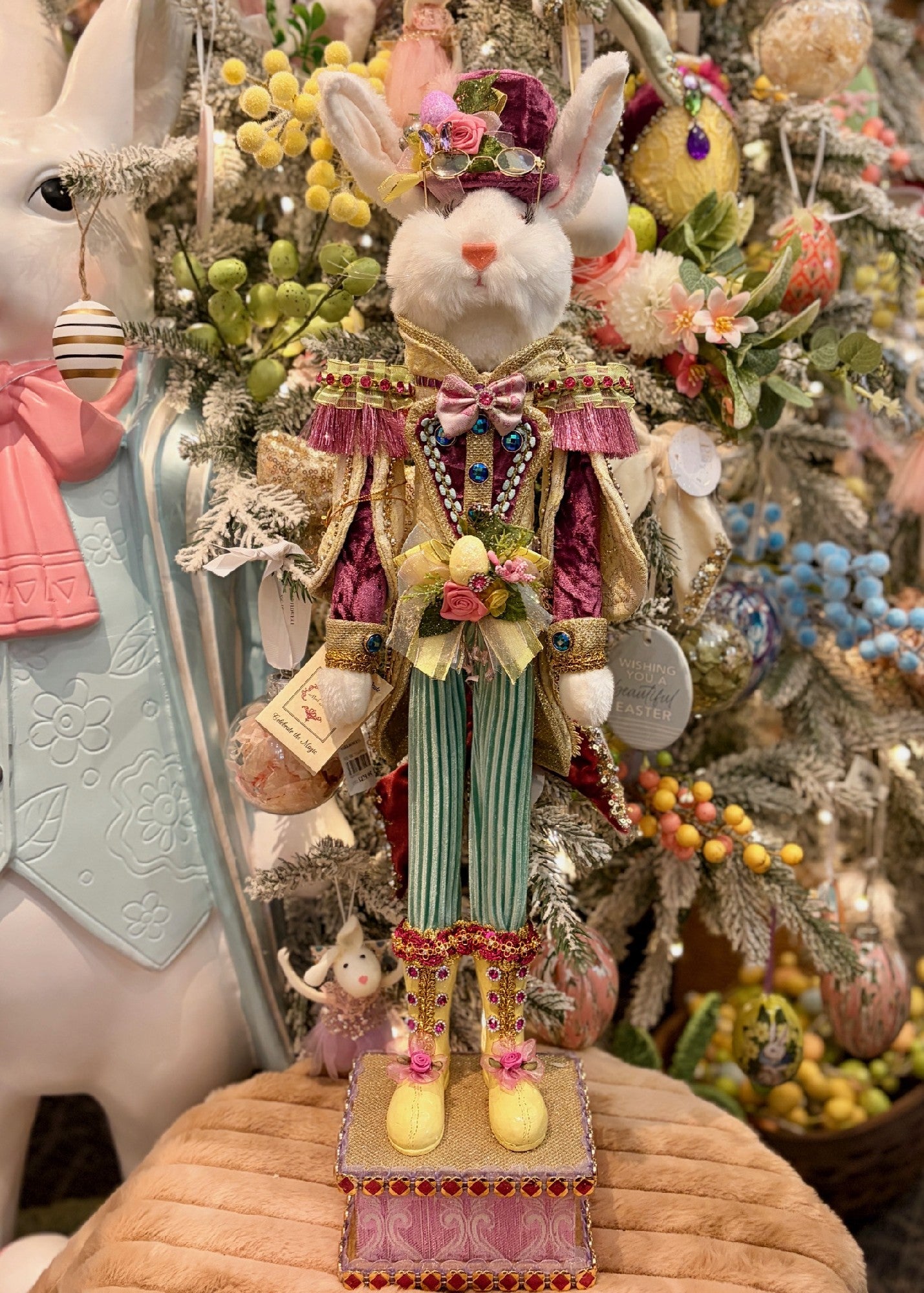 MARK ROBERTS - SMALL RABBIT NUTCRACKER GREEN 51-63908