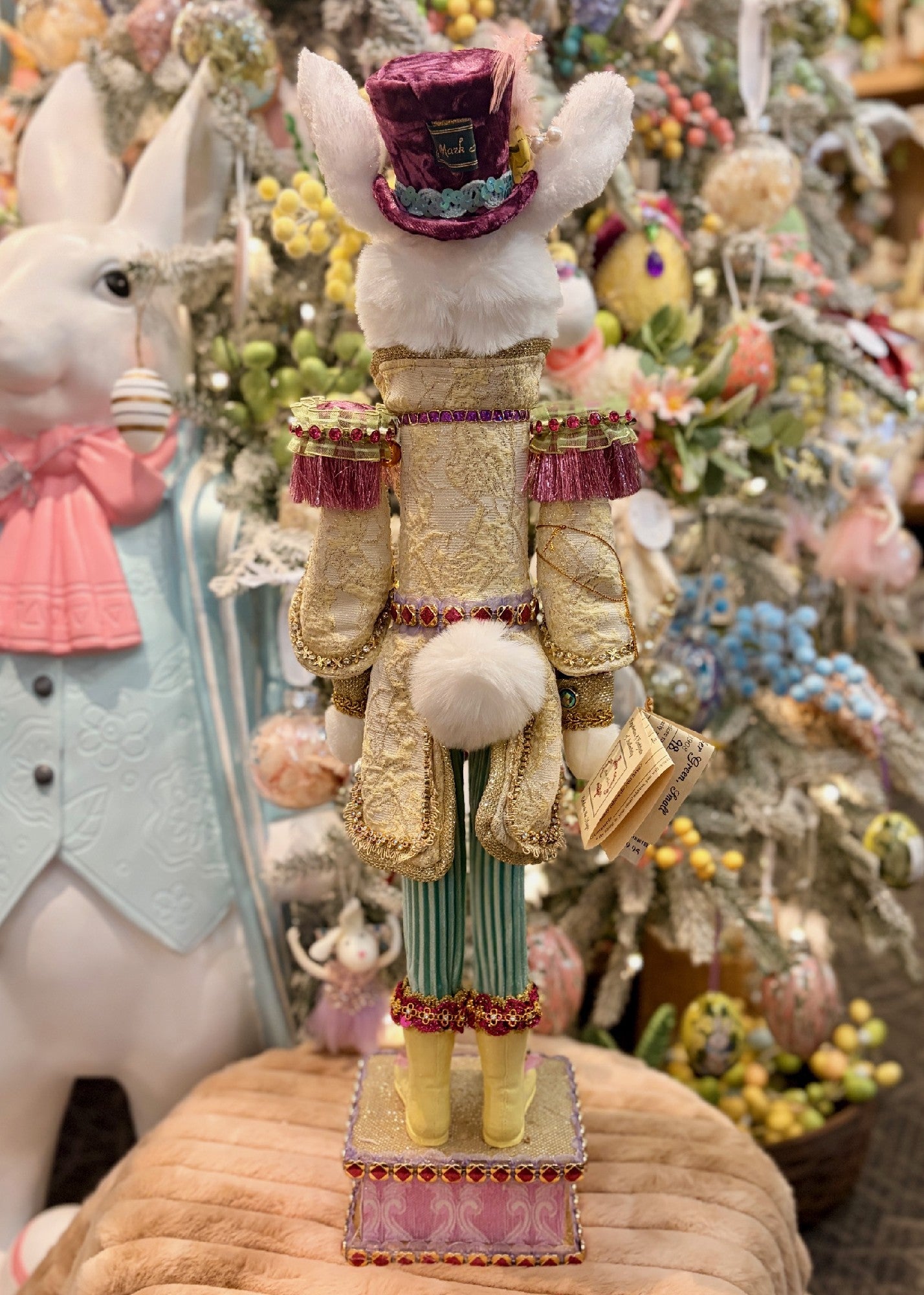 MARK ROBERTS - SMALL RABBIT NUTCRACKER GREEN 51-63908