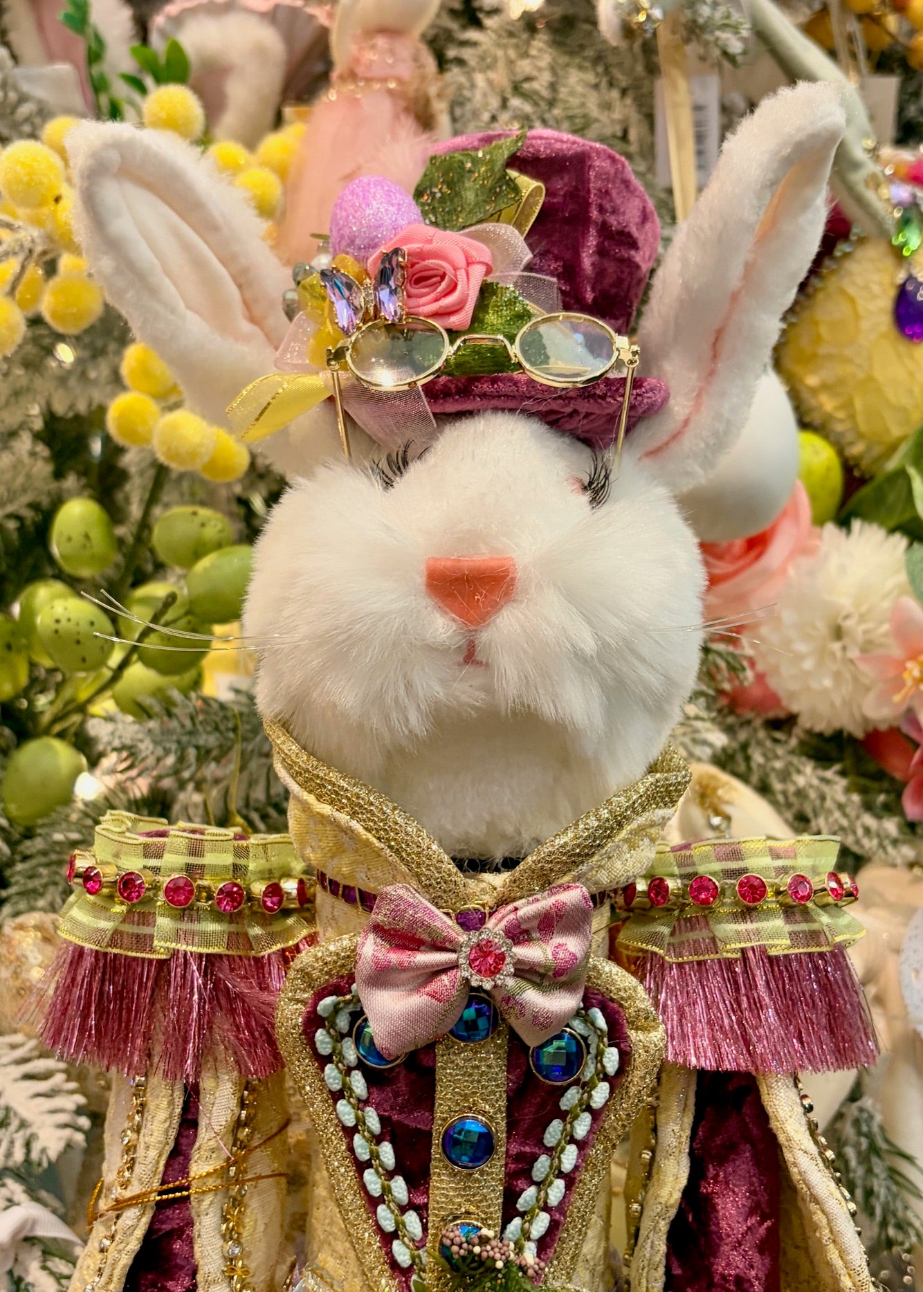 MARK ROBERTS - SMALL RABBIT NUTCRACKER GREEN 51-63908