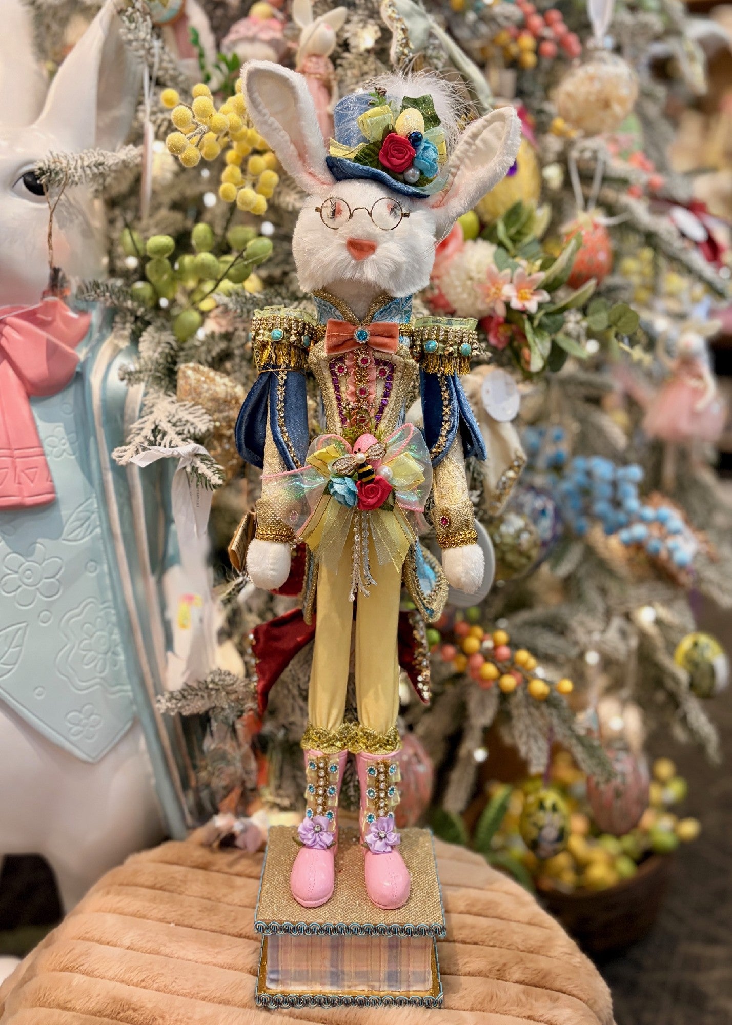 MARK ROBERTS - SMALL RABBIT NUTCRACKER YELLOW 51-63912