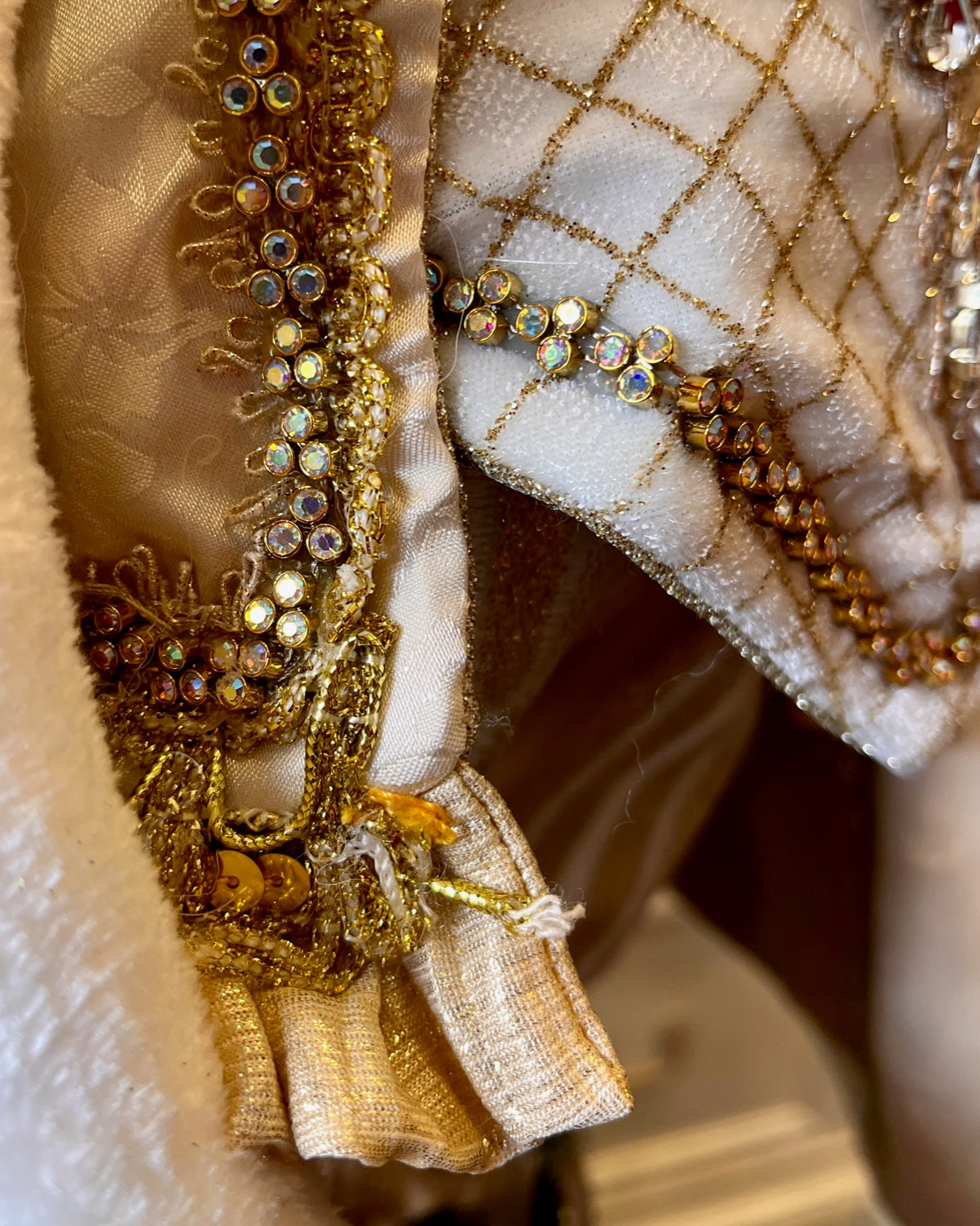 MARK ROBERTS - SNOW AND PEARLS SANTA 51-58660