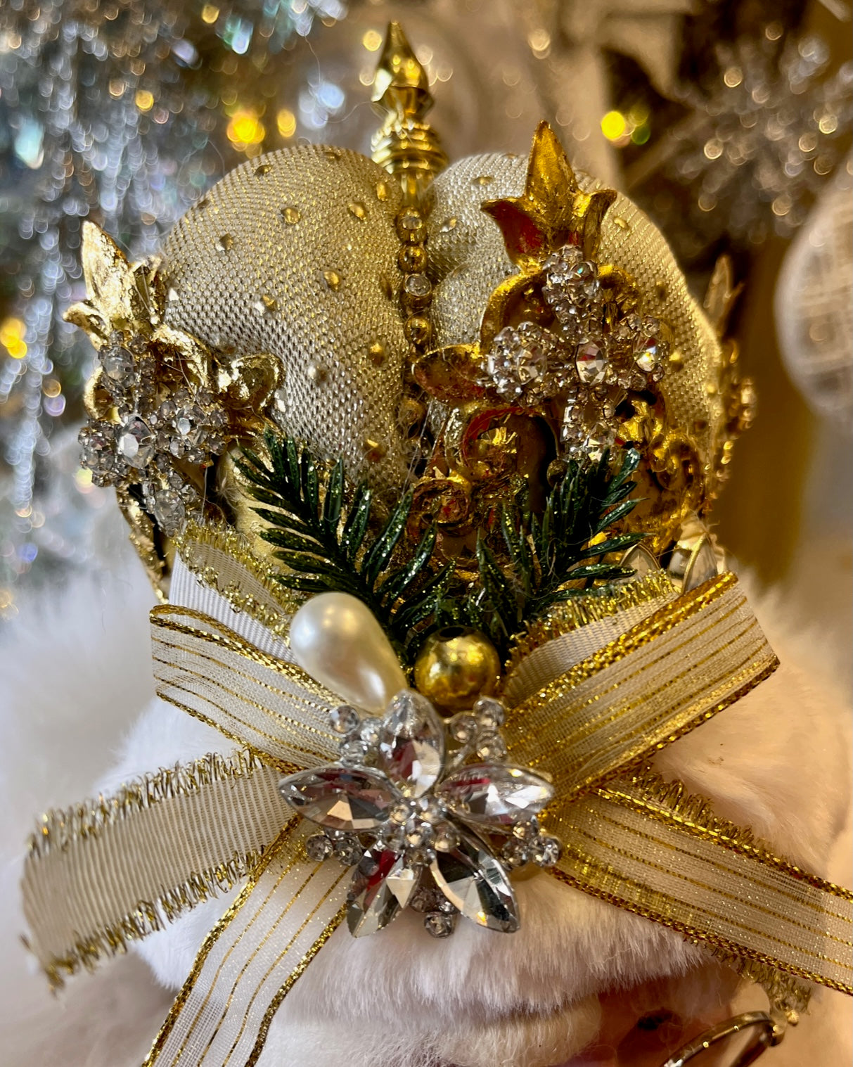 MARK ROBERTS - SNOW AND PEARLS SANTA 51-58660