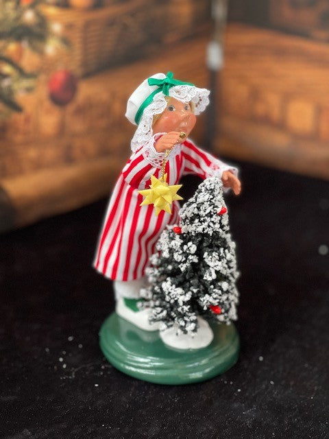 BYERS' CHOICE TODDLER WITH TREE