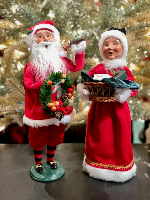 BYERS' CHOICE SANTA WITH WREATH 3232