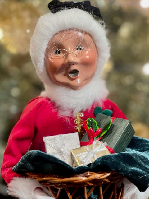 BYERS' CHOICE MRS CLAUS WITH BASKET 3232W