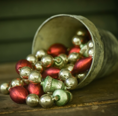 RAGON HOUSE RED/GREEN/SILVER WITH BELL GARLAND