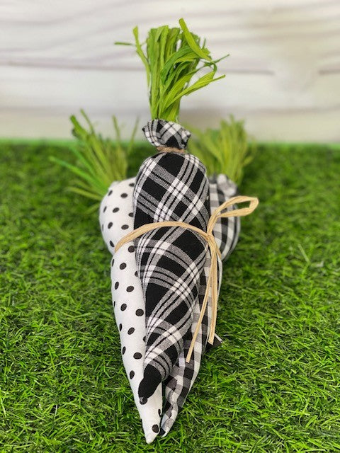 BLACK & WHITE SET OF 3 BUNCH O' CARROTS E1118