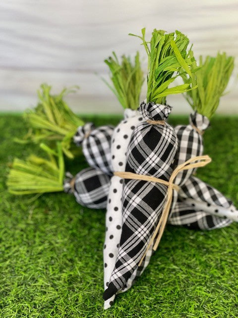 BLACK & WHITE SET OF 3 BUNCH O' CARROTS E1118