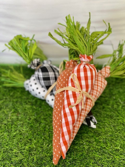 BLACK & WHITE SET OF 3 BUNCH O' CARROTS E1118