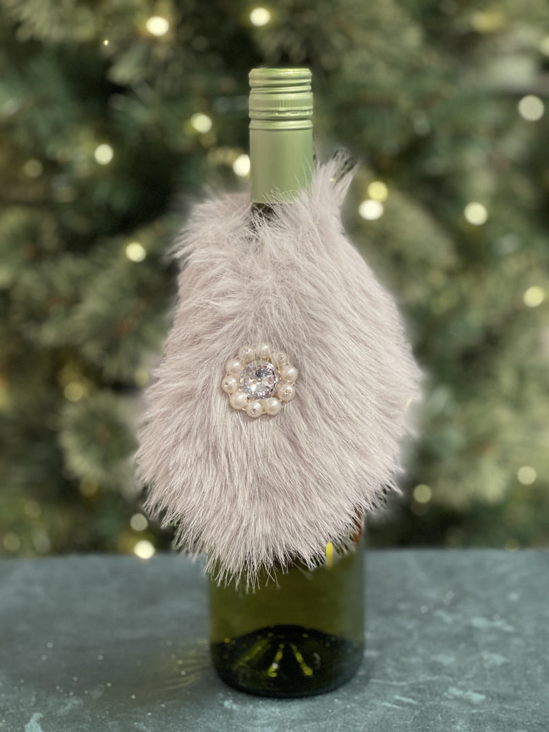 FAUX FUR BOTTLE WITH PEARL BROOCH A BOTTLE COVER XFVDFF3