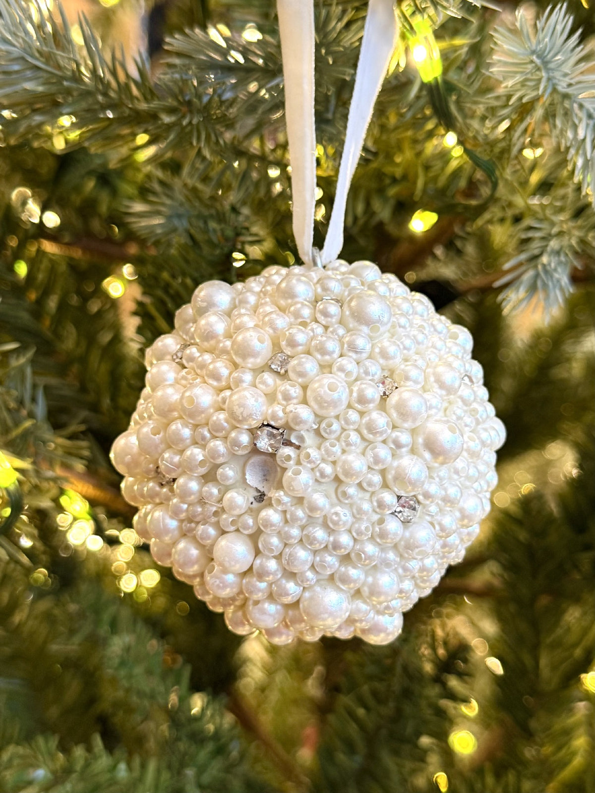 Beaded Ball Hanger W/ Pearls Acry 8cm Wh XM0021