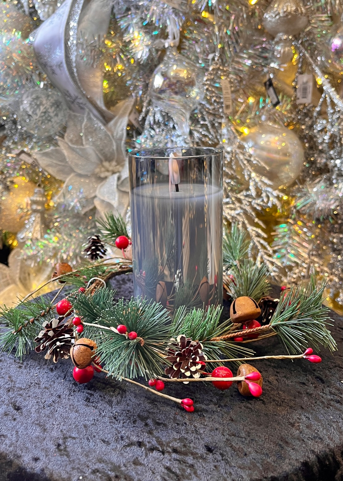 HOLLY CANDLE RING WITH BELLS & SNOW XM0961