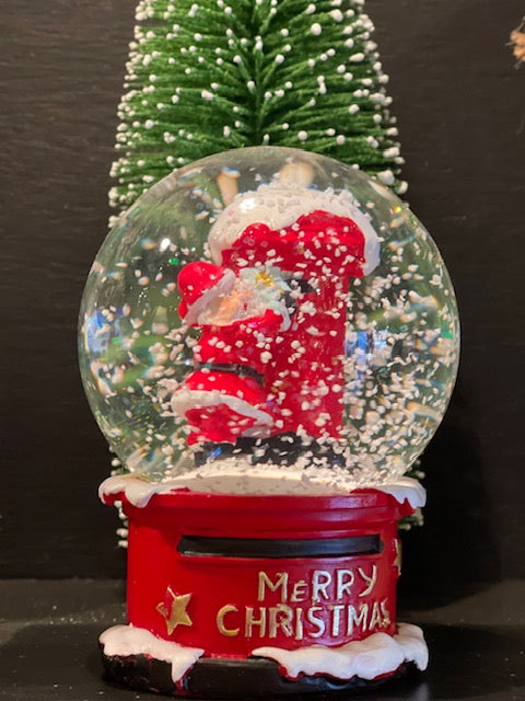 SNOWGLOBE WITH SANTA & MAILBOX XM0162