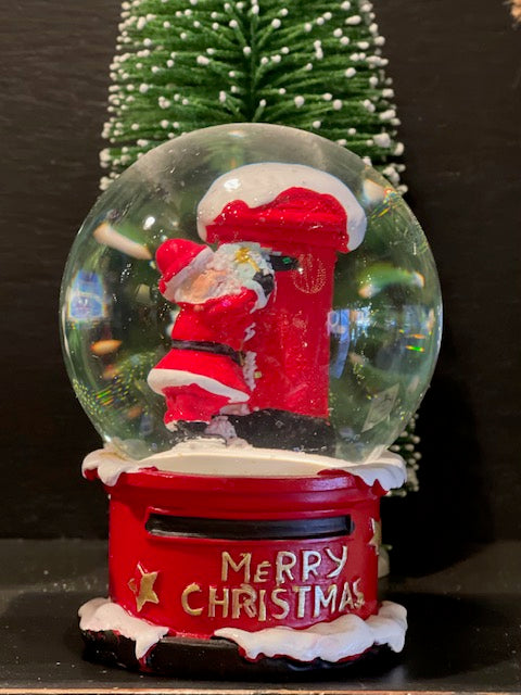 SNOWGLOBE WITH SANTA & MAILBOX XM0162
