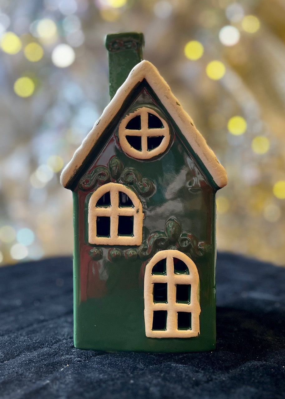 STONEWARE VILLAGE HOUSE - GREEN WITH WHITE ROOF XM01171