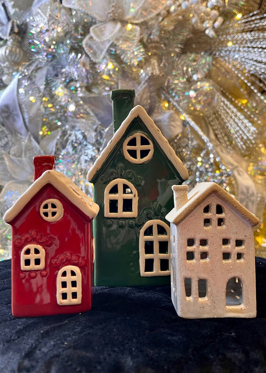 STONEWARE VILLAGE HOUSE - GREEN WITH WHITE ROOF XM01171