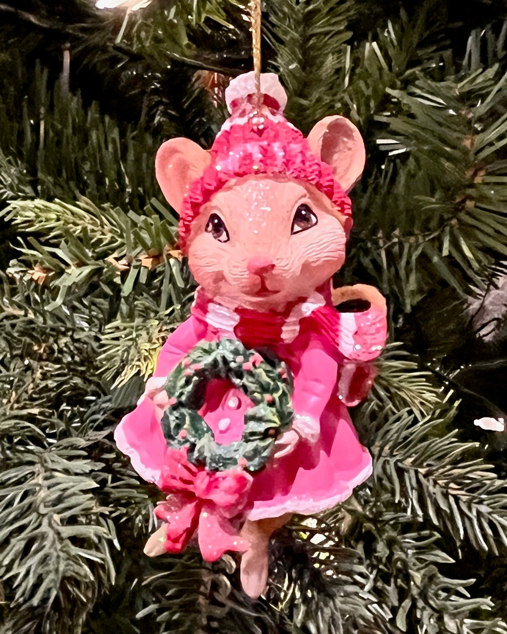 MRS MOUSE WITH WREATH HANGING ORNAMENT SHD1005