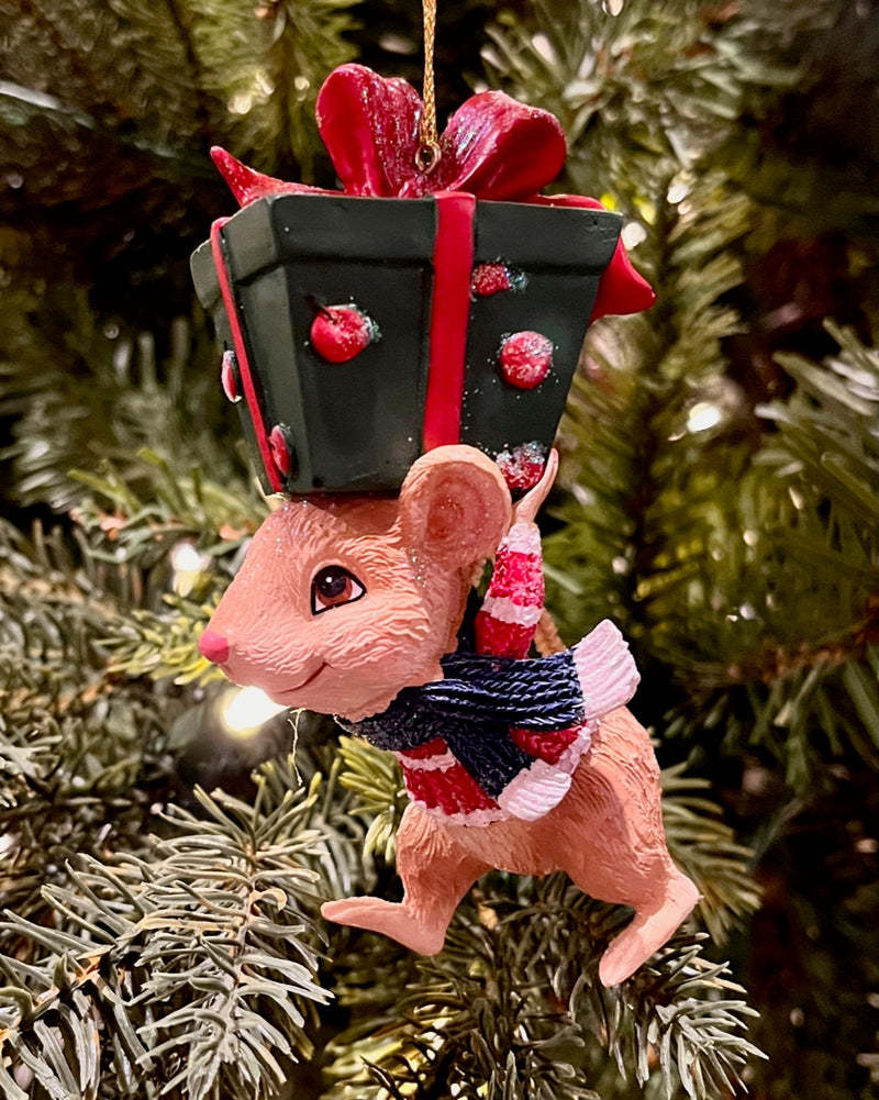 MR MOUSE CARRYING GIFT HANGING ORNAMENT SHD1006