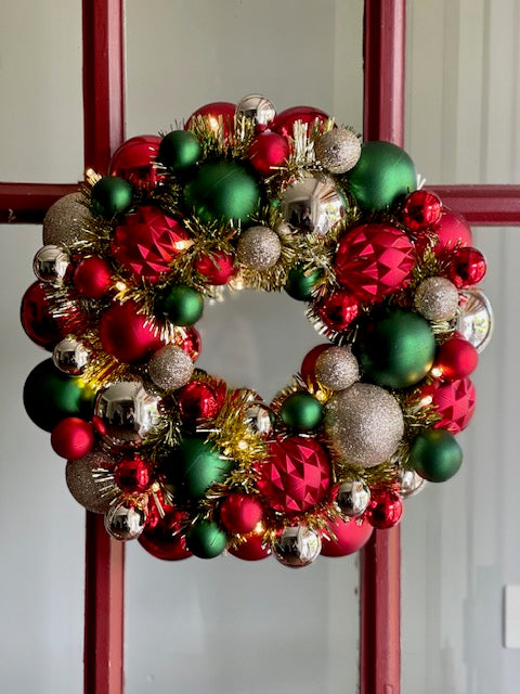 CHRISTMAS BAUBLE WREATH WITH LIGHTS X365106