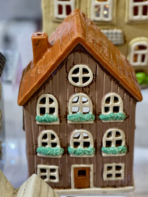 STONEWARE VILLAGE TEALIGHT HOUSE- COUNTRY HOUSE WITH WINDOW BOXES LH051