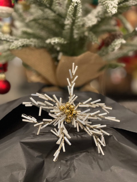 WHITE WITH GOLD BEADED FLOWER NAPKIN RING UC553099