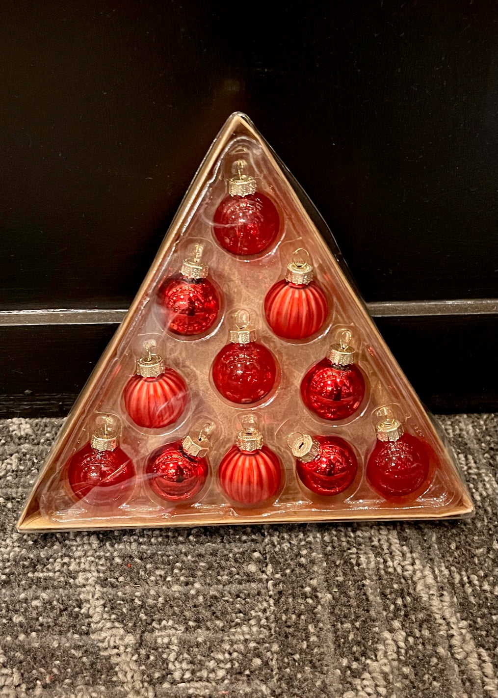 11 PIECE RED GLASS BAUBLE SET UC574044