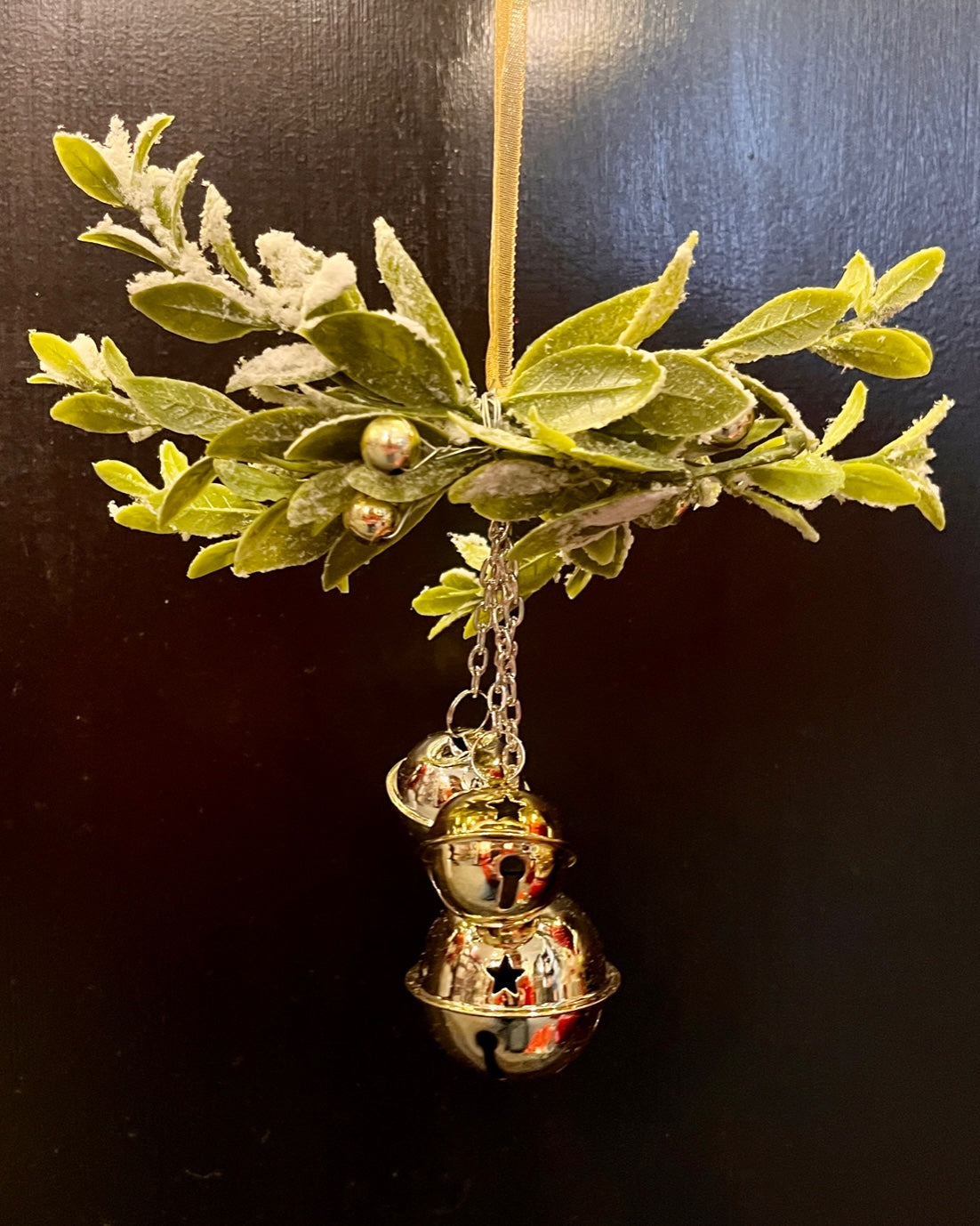 GOLD BELLS & MISTLETOE HANGING 4297952G