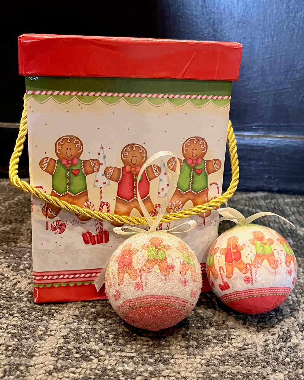 GINGERBREAD MUSIC BOX WITH 8 BAUBLES 4296451