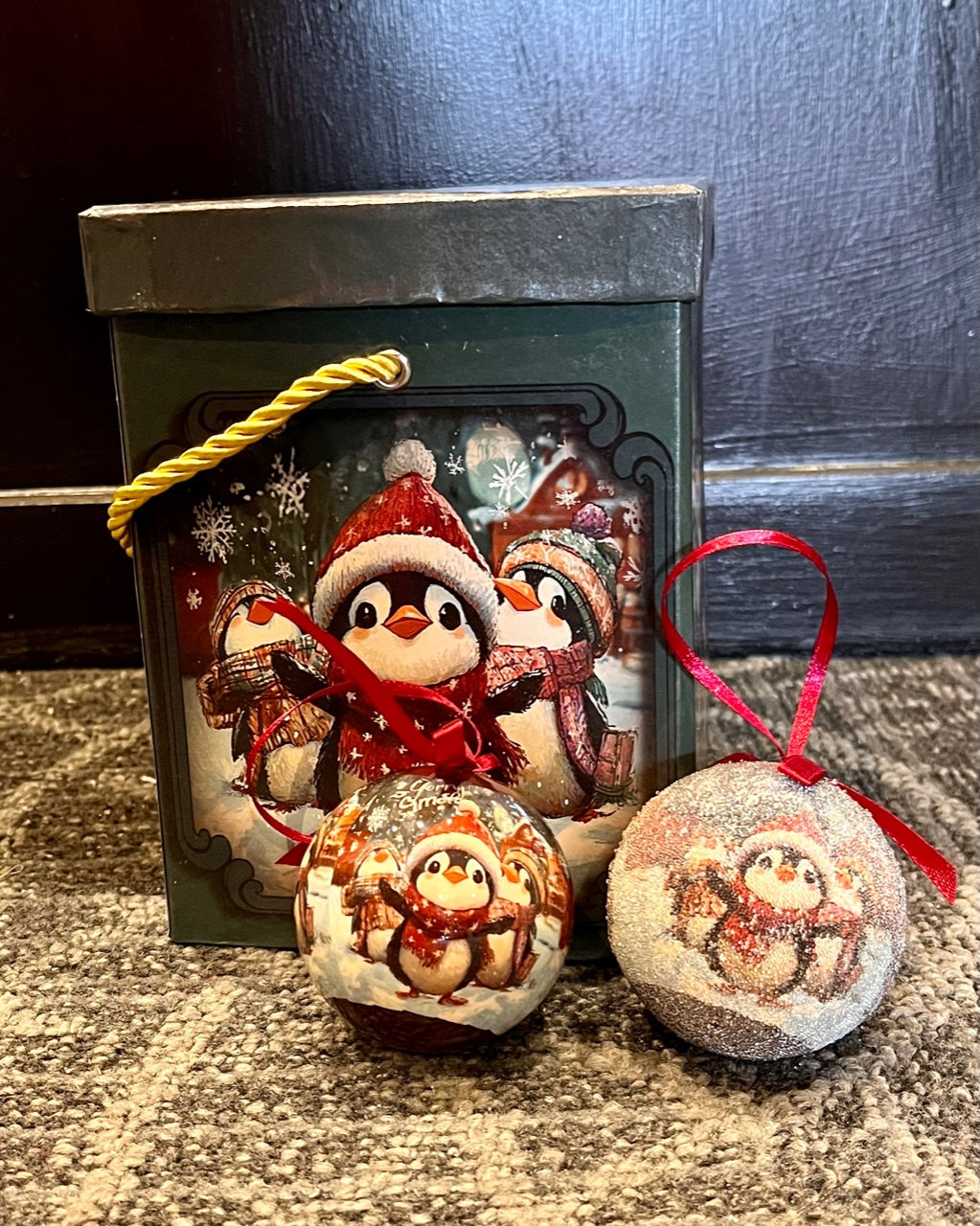 PENGUIN MUSIC BOX WITH 8 BAUBLES 4296456