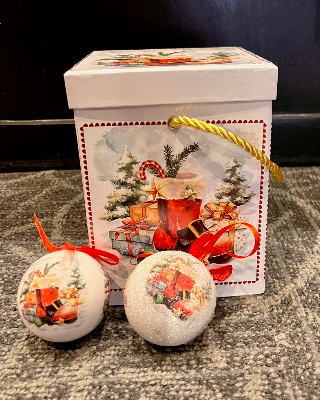 BOOTS MUSIC BOX WITH 8 BAUBLES 4296457