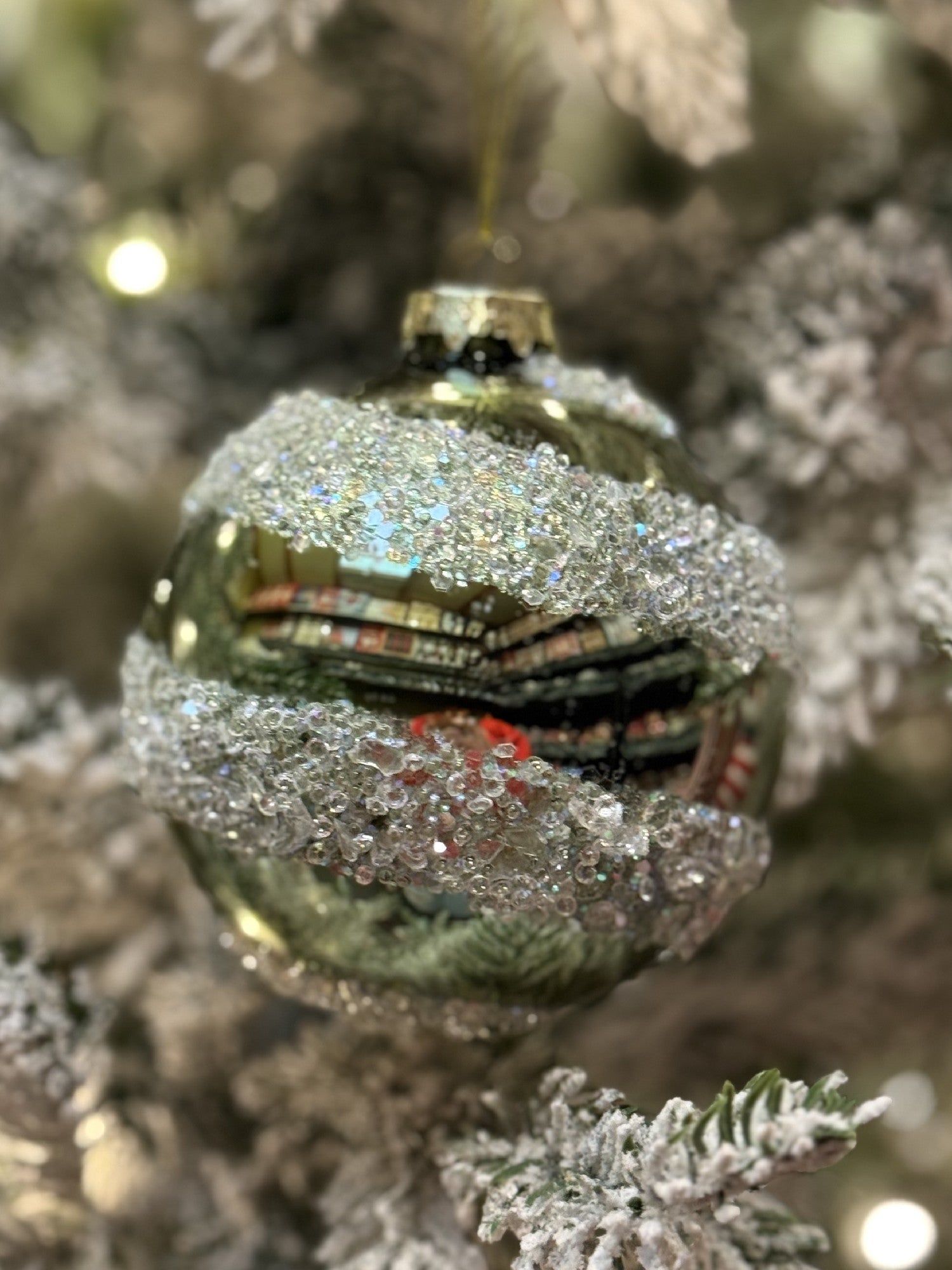 SAGE GREEN WITH CRYSTAL SWIRL ROUND GLASS HANGING ORNAMENT SDX306