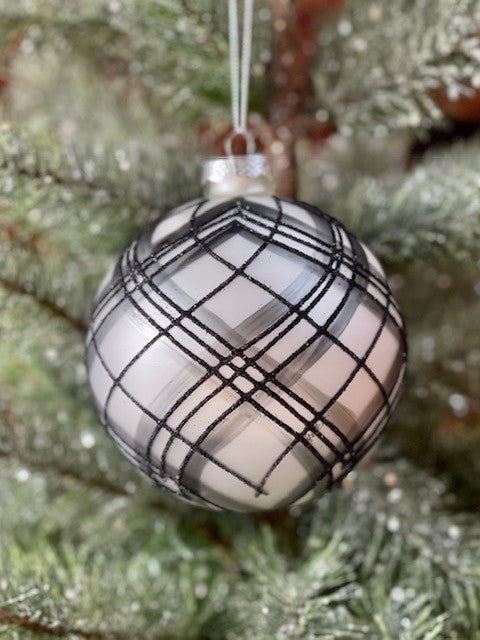 WHITEWITH BLACK TARTAN ROUND ORNAMENT GQAM012