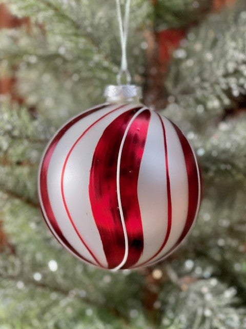 RED CANDY TWIST ROUND ORNAMENT GQAM026