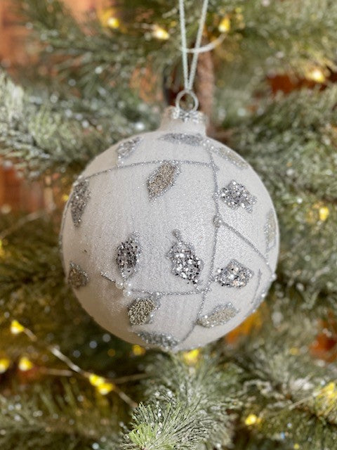 WHITE & SILVER FINE LEAF ROUND ORNAMENT GQAM394