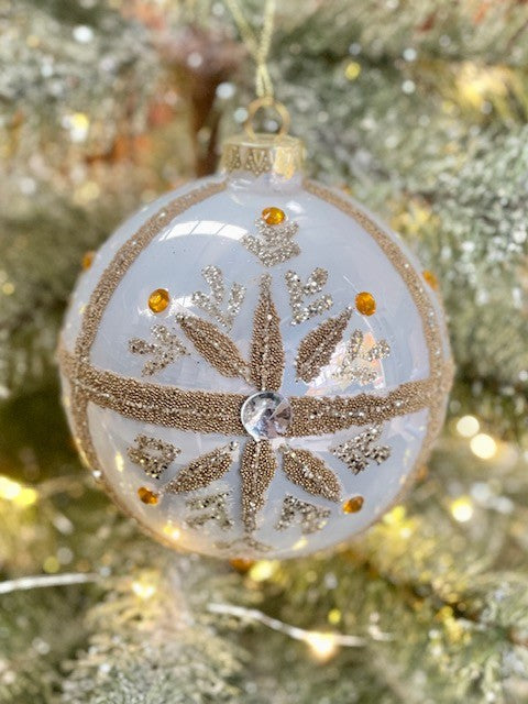 WHITE & GOLD FLOWER ROUND ORNAMENT GQAM413