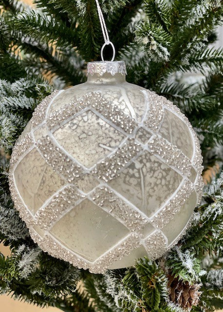 WHITE HARLEQUIN ROUND ORNAMENT - JQAM175