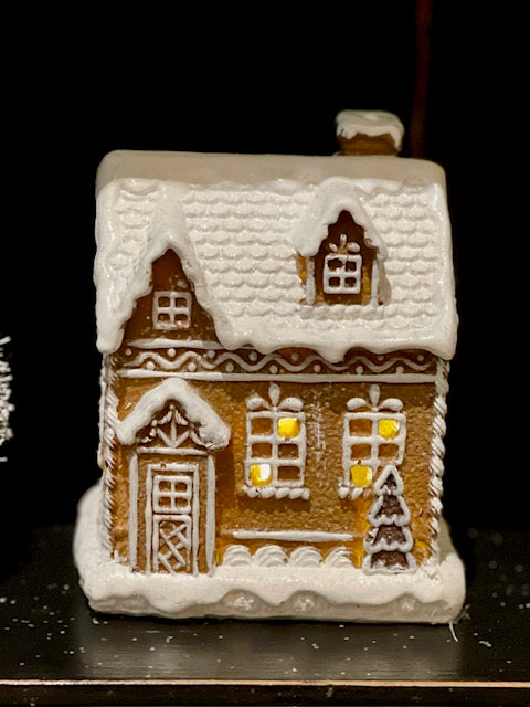 GINGERBREAD HOUSE WITH CHIMNEY DXJ012