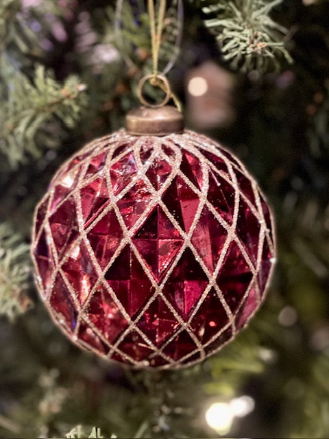 RED EMBELLISHED QUILTED BAUBLE DXE079