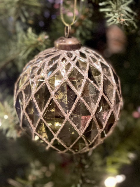 GREEN EMBELLISHED QUILTED BAUBLE DXE080