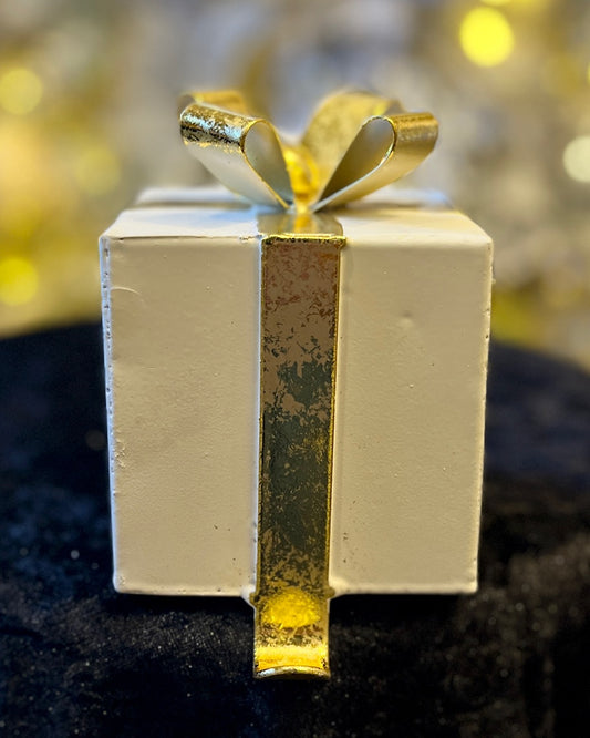 WHITE & GOLD GIFT BOX STOCKING HOLDER DCS017B