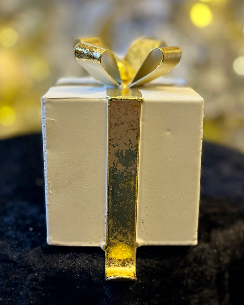 WHITE & GOLD GIFT BOX STOCKING HOLDER DCS017B