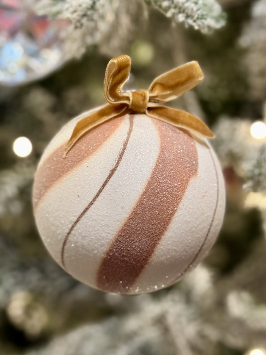 WHITE GINGERBREAD SWIRL BAUBLE EXZ206