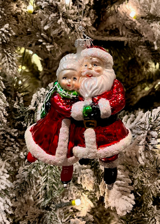 GLASS HUGGING MR. AND MRS. CLAUS HANGING EXW010